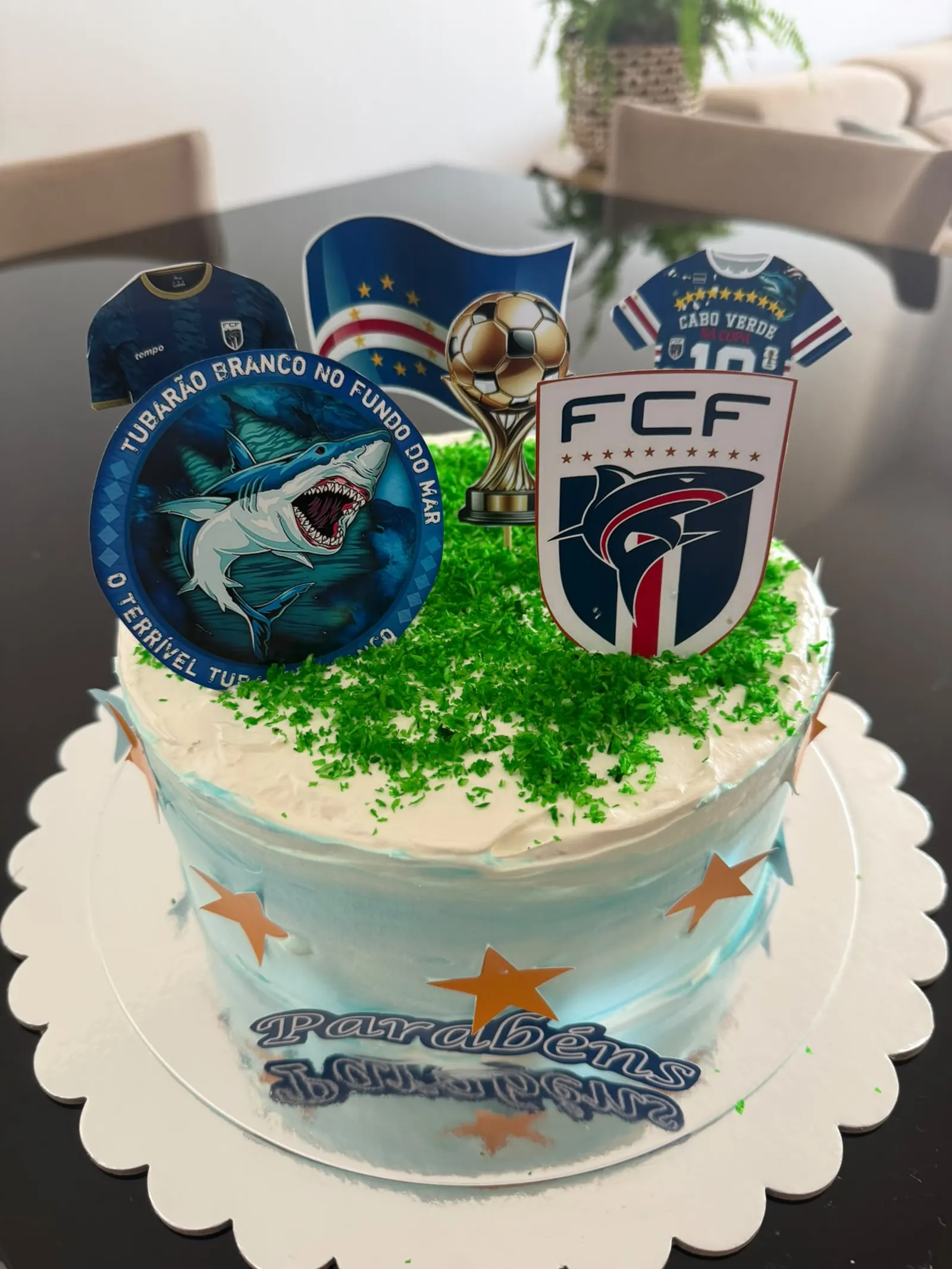 Bolo azul de aniversário com tema da seleção de Cabo Verde, tubarões e bandeira